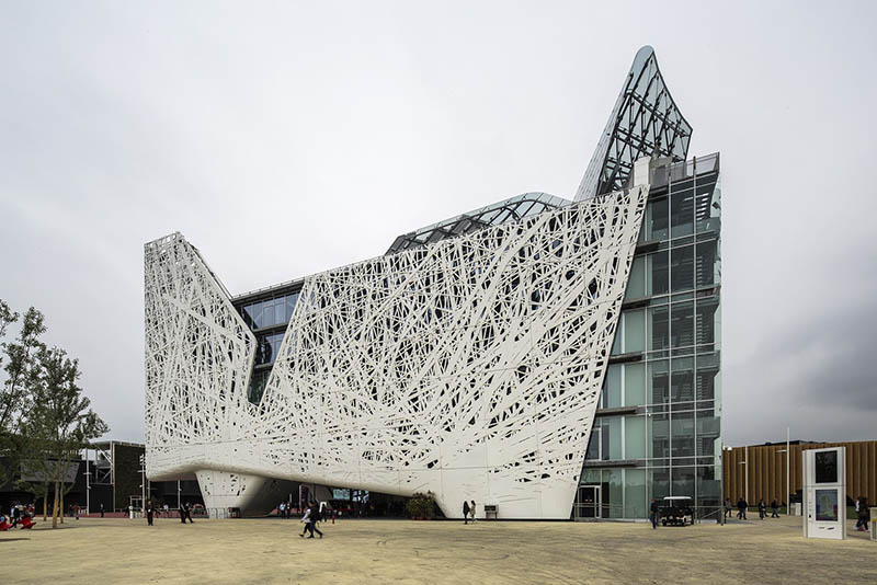 Pollution Eating facade at Palazzo Italia, Milan