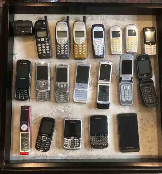 This man found all his past mobile phones while cleaning the home in quarantine