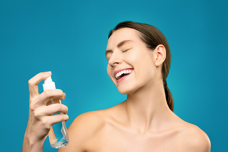 Stay cool in the summer: Spray water on your face to feel fresh instantly